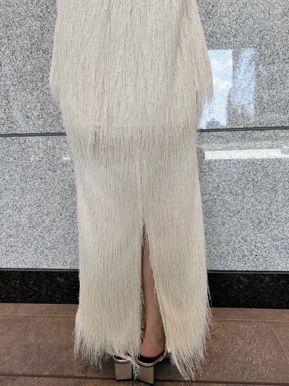 ホワイト系のその他トップス、ホワイト系のスカート、シルバー系のパンプスを着用したレディースの夏コーディネートの7枚目の写真