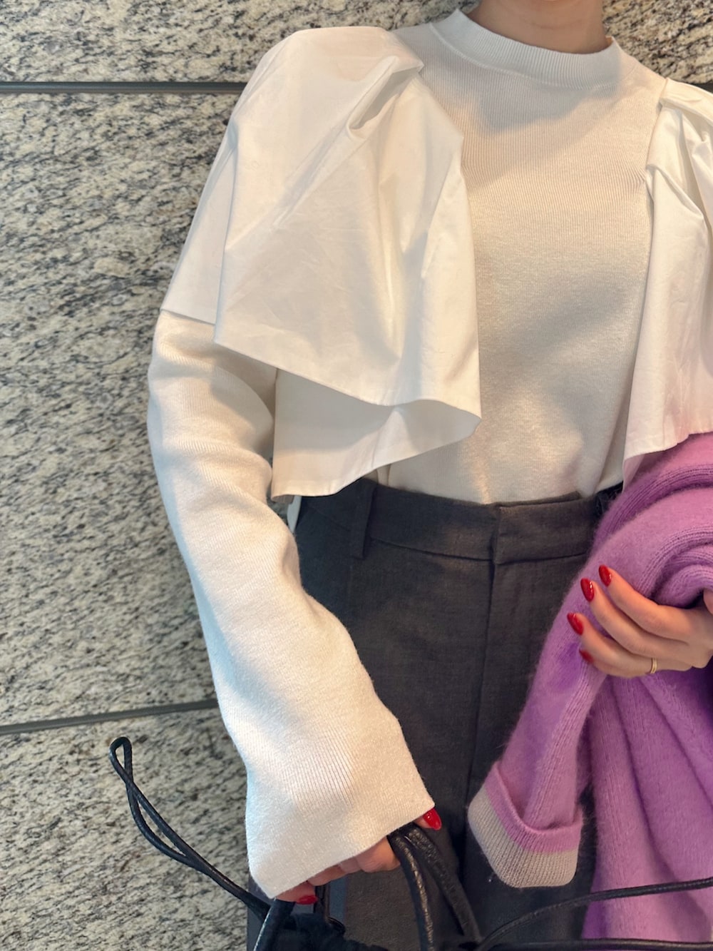 ホワイト系のニット/セーター、パープル系のノーカラージャケット、グレー系のその他パンツを着用したレディースの冬コーディネートの4枚目の写真