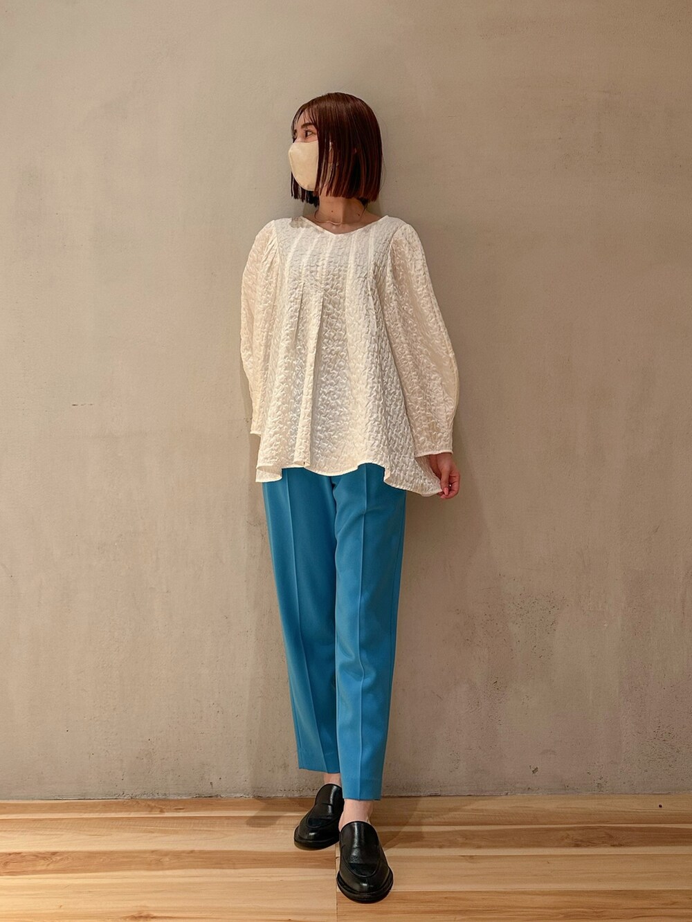 ホワイト系のシャツ/ブラウス、ブルー系のその他パンツを着用したレディースの春コーディネートの3枚目の写真