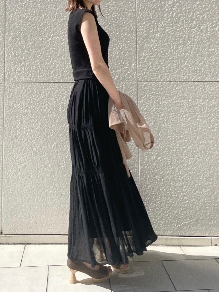 ブラウン系のパンプス、ブラック系のワンピース、ホワイト系のニット/セーターを着用したレディースの春コーディネートの5枚目の写真