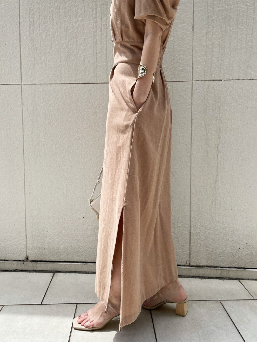 その他のその他シューズ、ホワイト系のショルダーバッグ、ベージュ系のワンピースを着用したレディースの春コーディネートの7枚目の写真