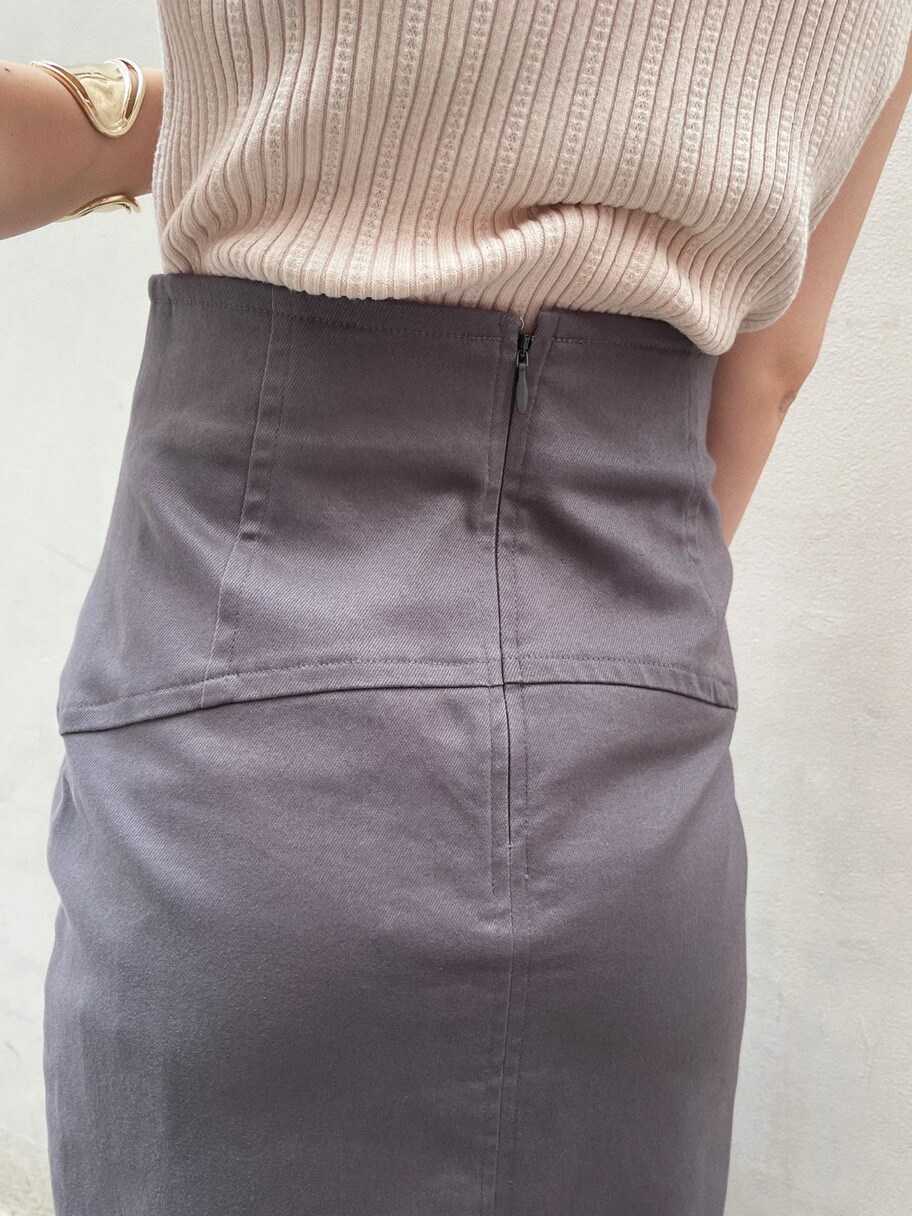 グリーン系のハンドバッグ、グレー系のスカート、ブラック系のサンダルを着用したレディースの春コーディネートの6枚目の写真