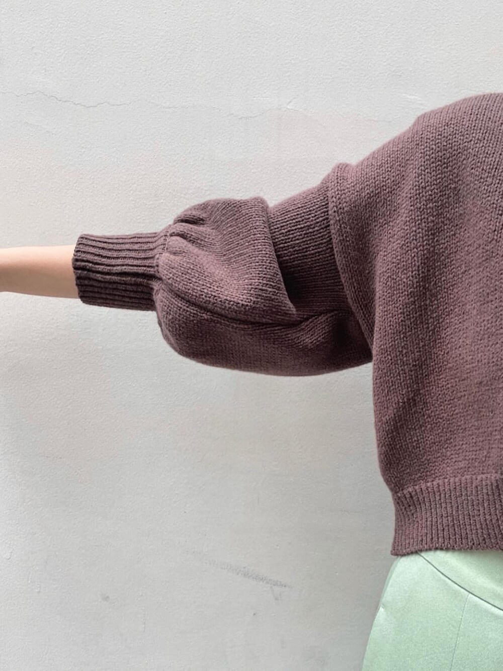 グリーン系のスカート、ブラウン系のサンダル、ブラウン系のカーディガン/ボレロを着用したレディースの夏コーディネートの8枚目の写真