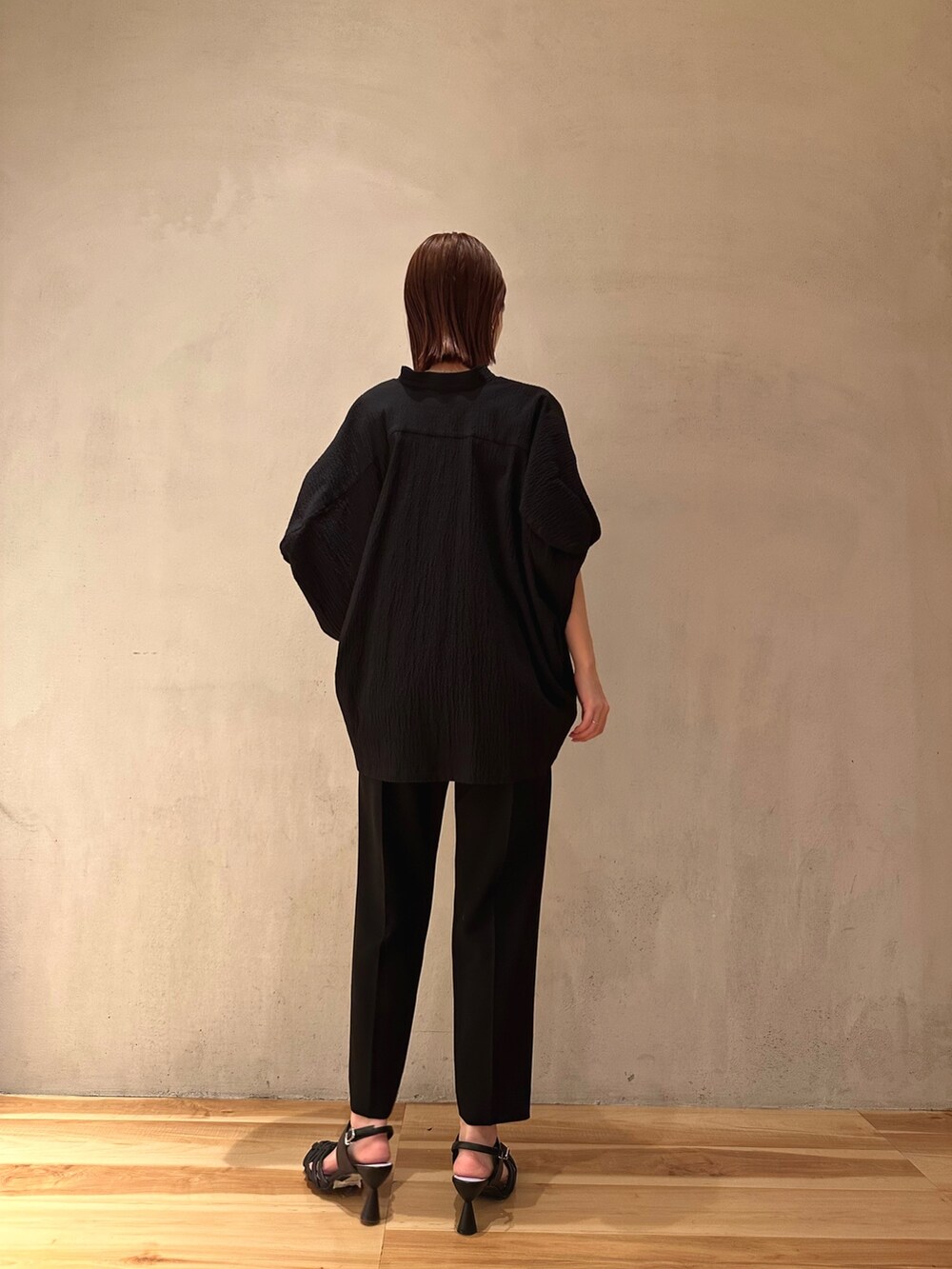 ブラック系のその他パンツ、ブラック系のサンダル、ブラック系のシャツ/ブラウスを着用したレディースの春コーディネートの3枚目の写真