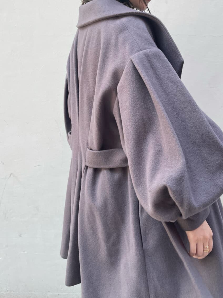 ブラック系のスカート、ホワイト系のその他シューズ、パープル系のその他アウターを着用したレディースの夏コーディネートの10枚目の写真