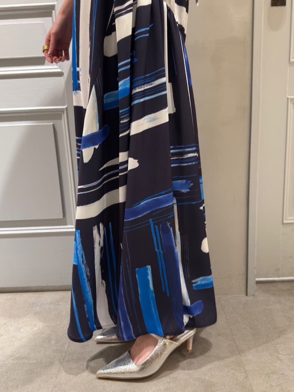 シルバー系のパンプス、ブルー系のワンピースを着用したレディースの冬コーディネートの8枚目の写真