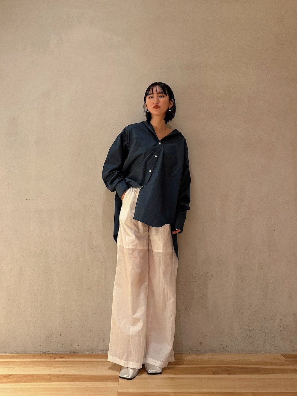 ブルー系のシャツ/ブラウス、ホワイト系のその他パンツ、シルバー系のパンプスを着用したレディースの冬コーディネートの4枚目の写真