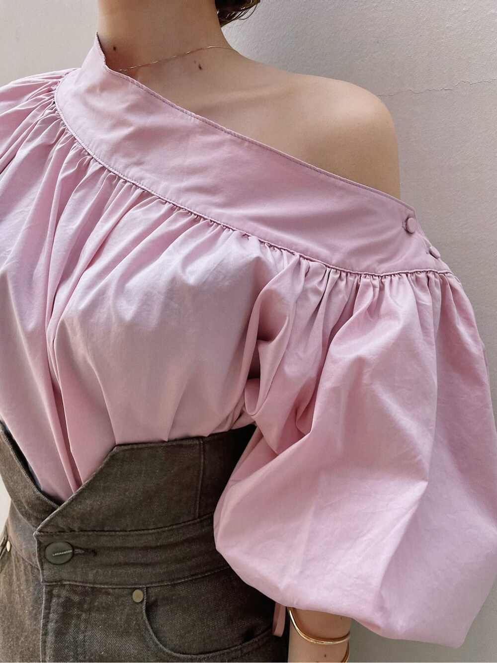 ピンク系のシャツ/ブラウス、その他のパンプス、ブラウン系のデニムパンツを着用したレディースの春コーディネートの4枚目の写真