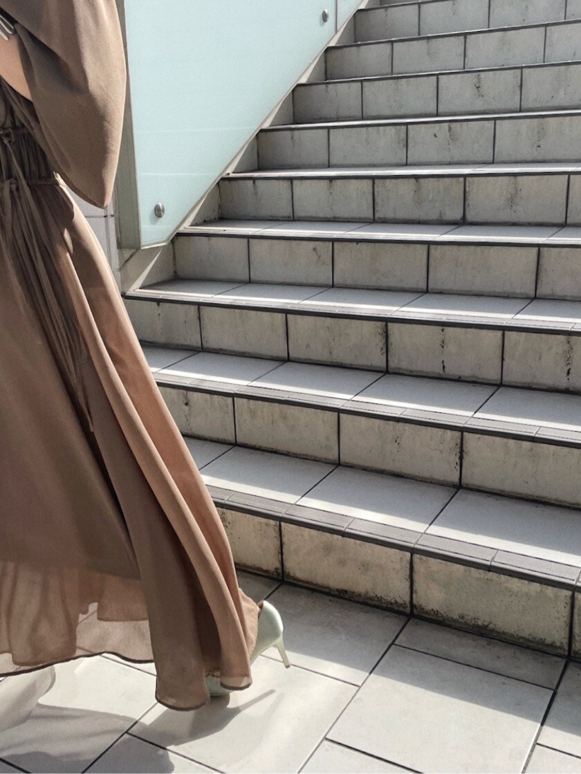 グリーン系のパンプス、ベージュ系のワンピースを着用したレディースの冬コーディネートの6枚目の写真