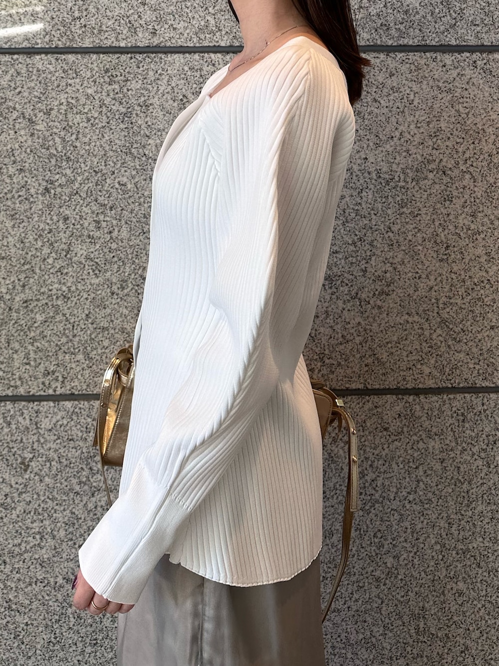 ホワイト系のカーディガン/ボレロ、ベージュ系のスカート、シルバー系のサンダルを着用したレディースの秋コーディネートの7枚目の写真