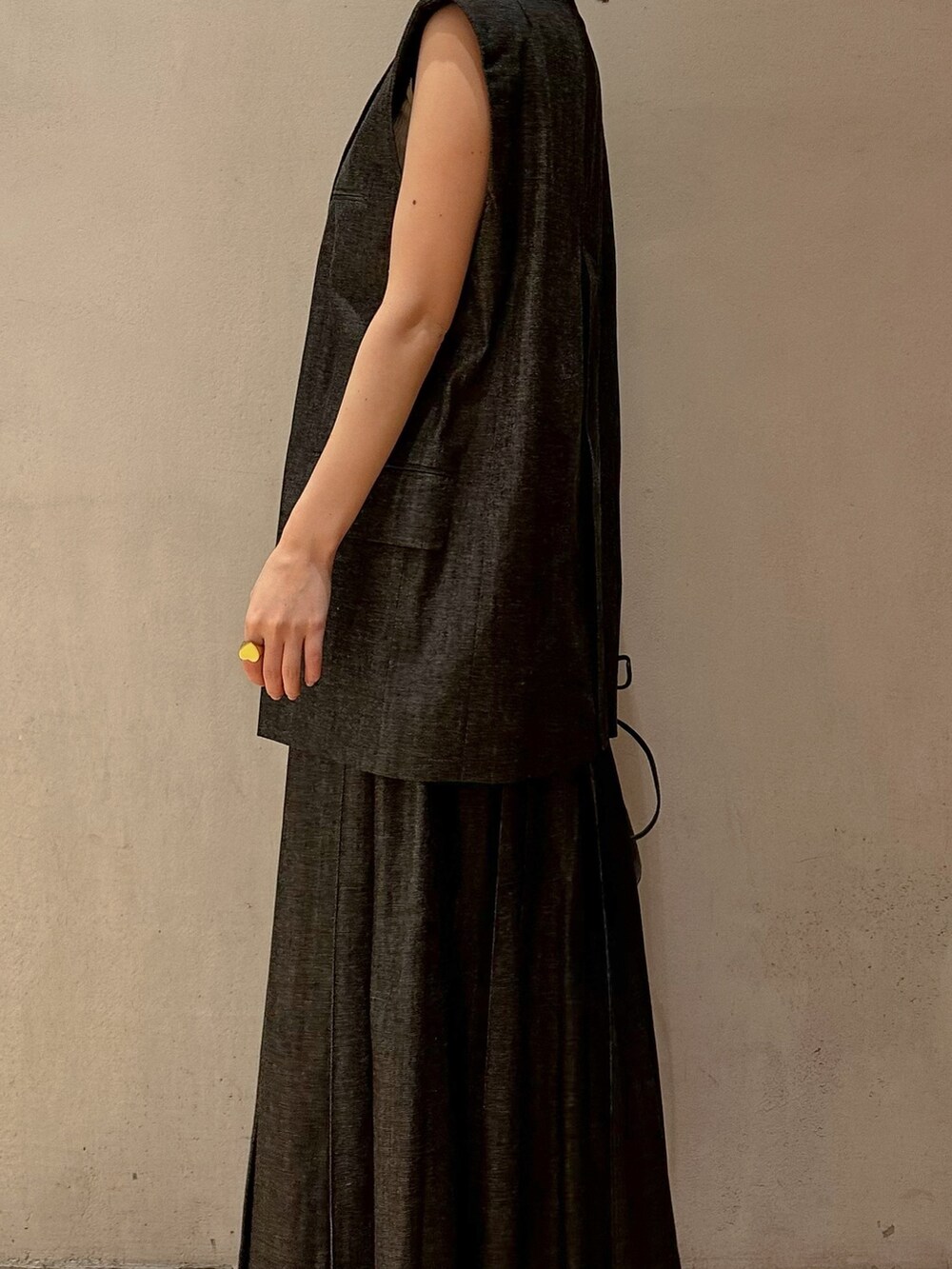 ゴールド系のパンプス、イエロー系のタンクトップ、その他のテーラードジャケットを着用したレディースの春コーディネートの7枚目の写真