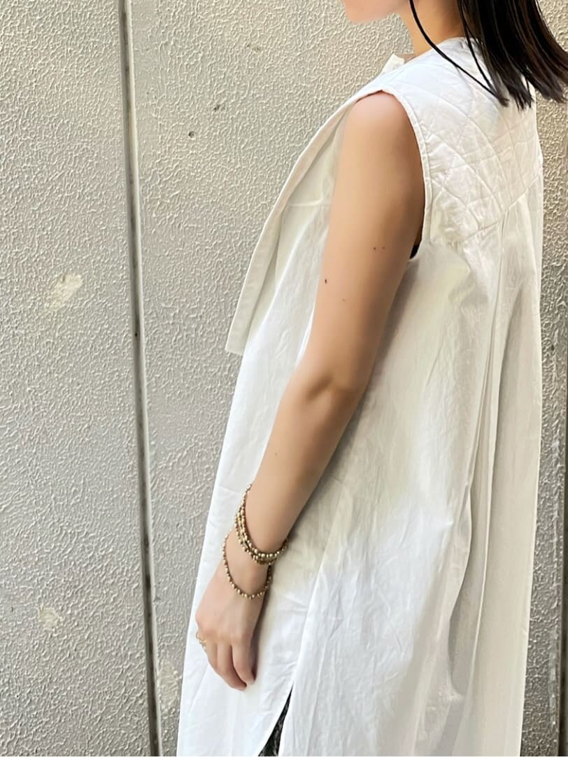 ホワイト系のシャツ/ブラウス、ブラック系のその他パンツ、ホワイト系のサンダルを着用したレディースの夏コーディネートの4枚目の写真