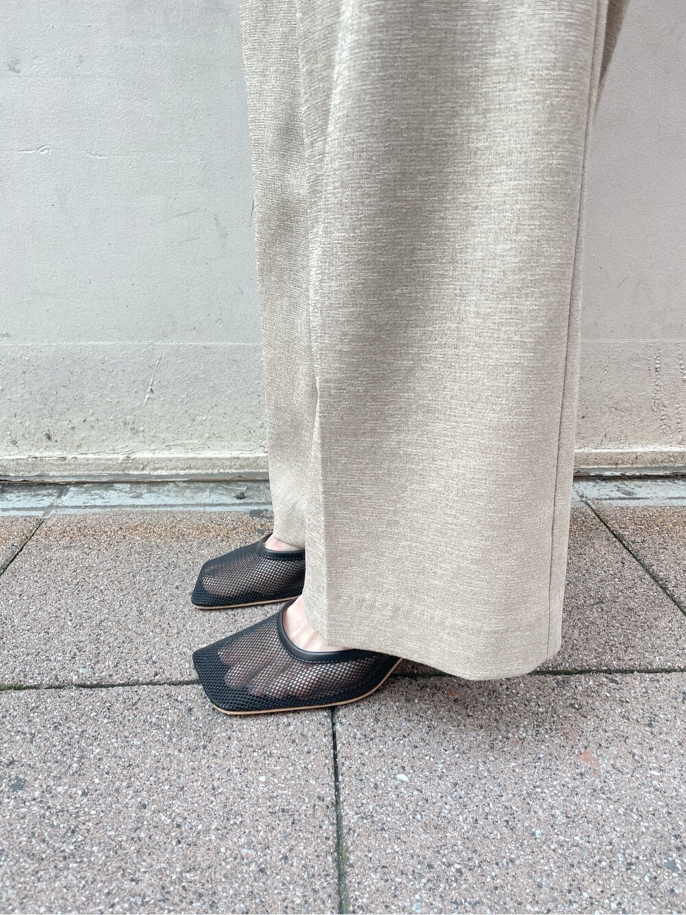 ホワイト系のシャツ/ブラウス、ブラック系のサンダル、ブラック系のハンドバッグを着用したレディースの春コーディネートの7枚目の写真