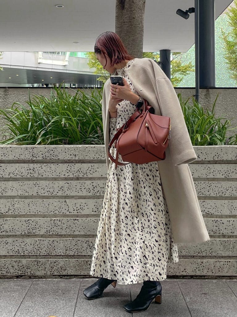 その他のワンピース、ベージュ系のノーカラーコートを着用したレディースの秋コーディネートの2枚目の写真