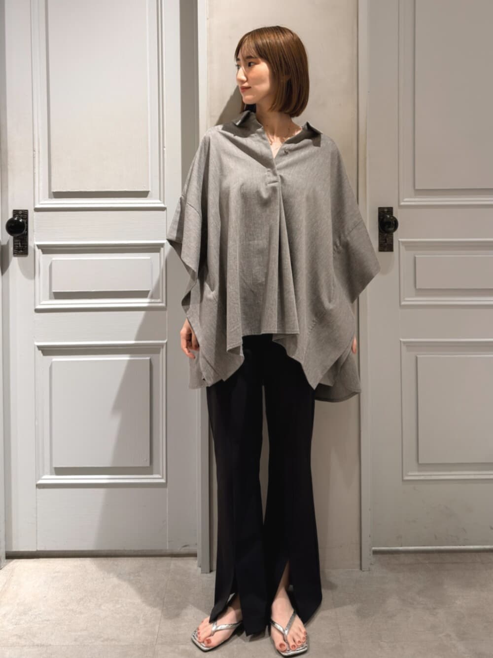 ブラック系のその他パンツ、グレー系のシャツ/ブラウスを着用したレディースの春コーディネートの2枚目の写真