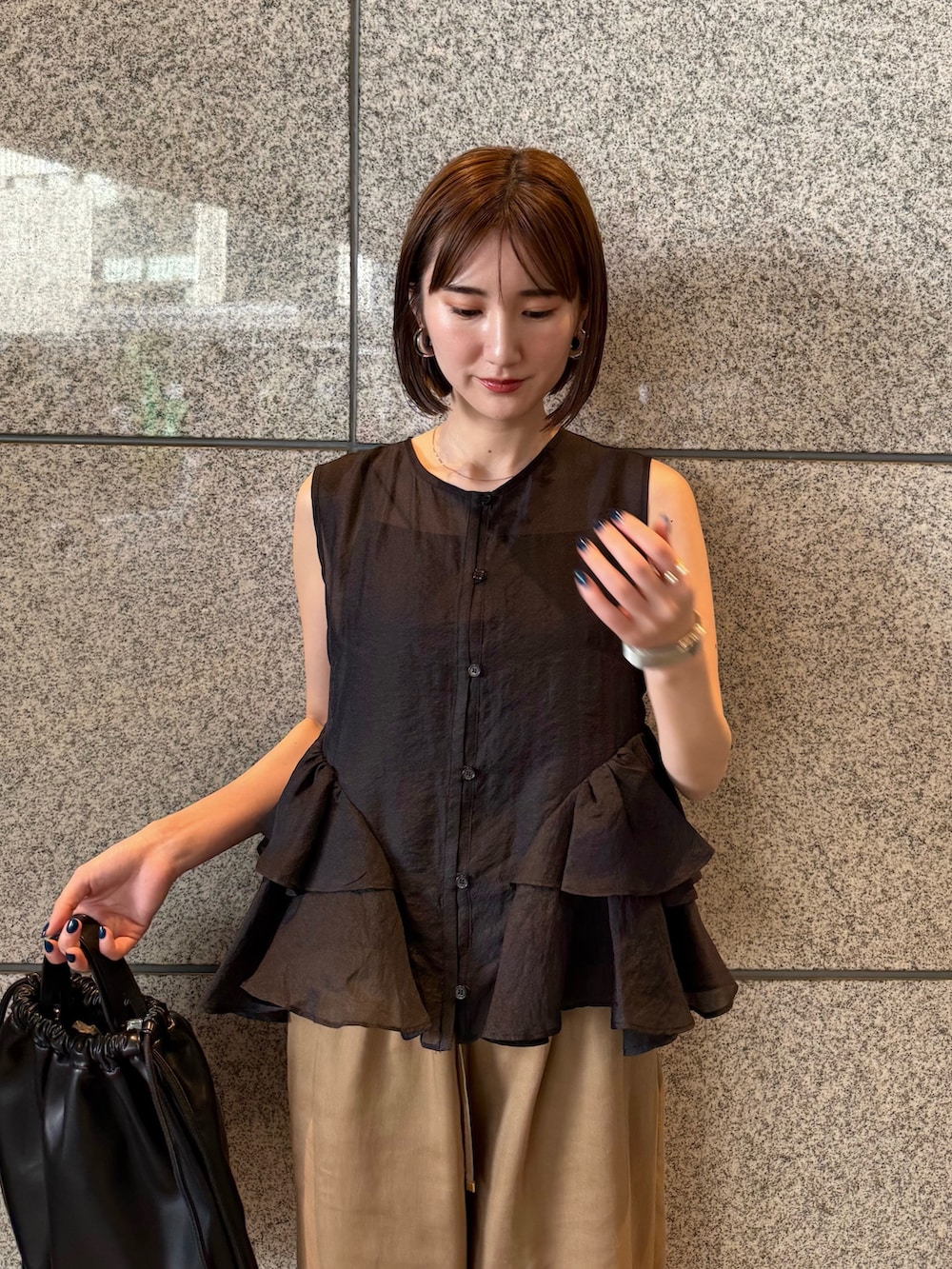 ブラック系のシャツ/ブラウス、ブラウン系のその他パンツ、ブラック系のバックパック/リュックを着用したレディースの春コーディネートの3枚目の写真