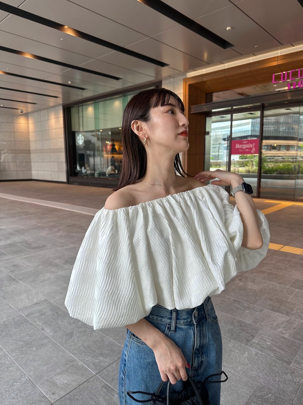 ホワイト系のシャツ/ブラウス、ブルー系のデニムパンツ、ブラック系のショルダーバッグを着用したレディースの夏コーディネートの5枚目の写真