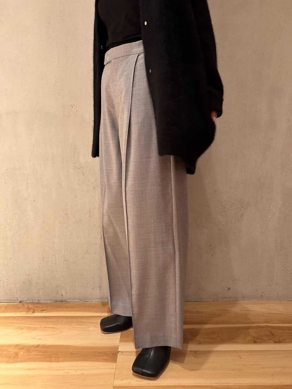 ブラック系のブーツ、ブラック系のノーカラージャケット、グレー系のその他パンツを着用したレディースの秋コーディネートの6枚目の写真