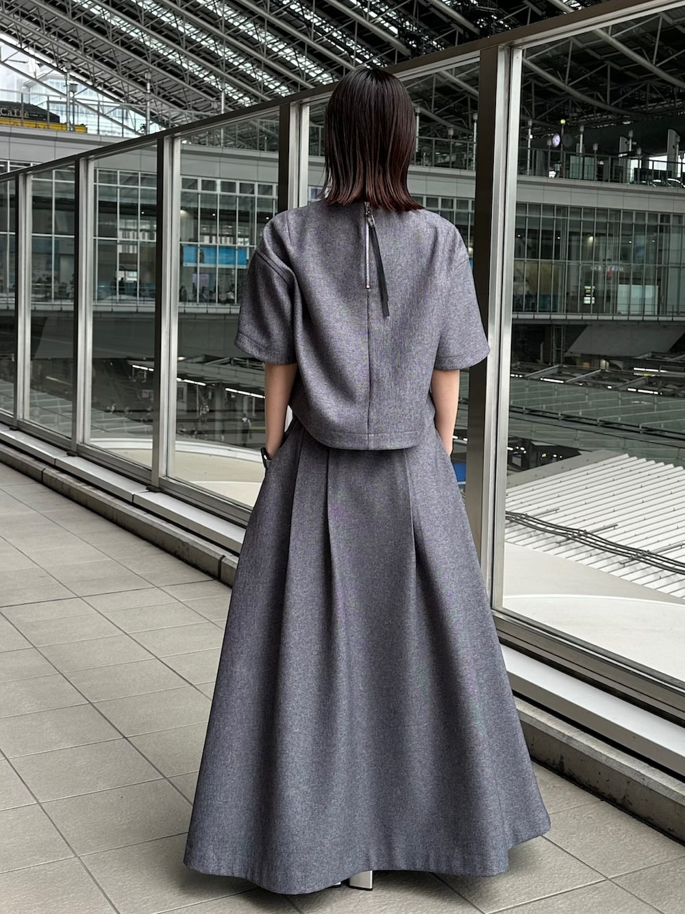グレー系のシャツ/ブラウス、グレー系のスカートを着用したレディースの夏コーディネートの5枚目の写真