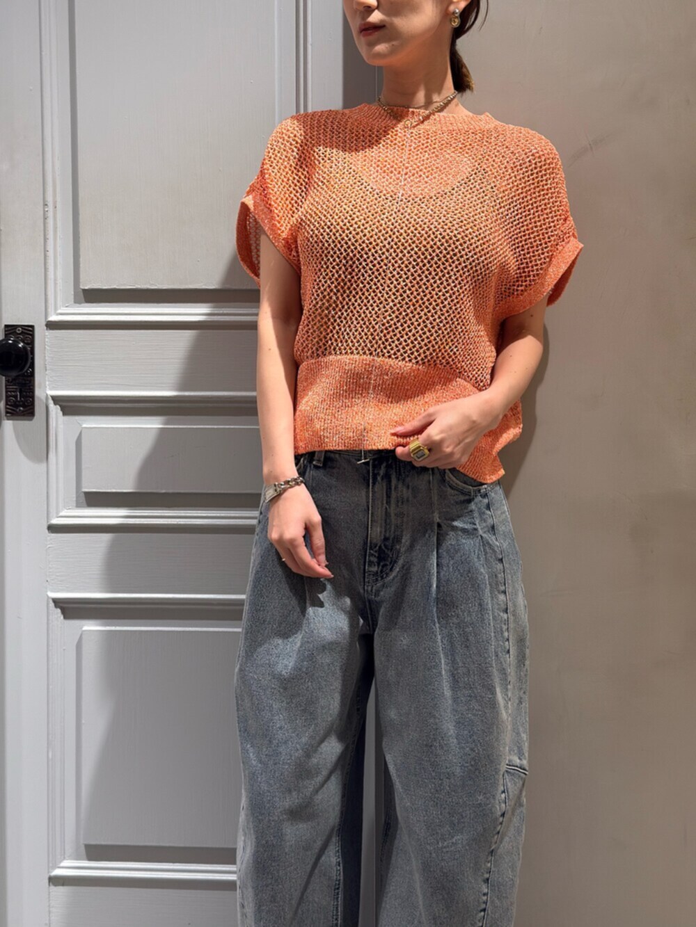 ブルー系のデニムパンツ、ピンク系のニット/セーターを着用したレディースの春コーディネートの4枚目の写真