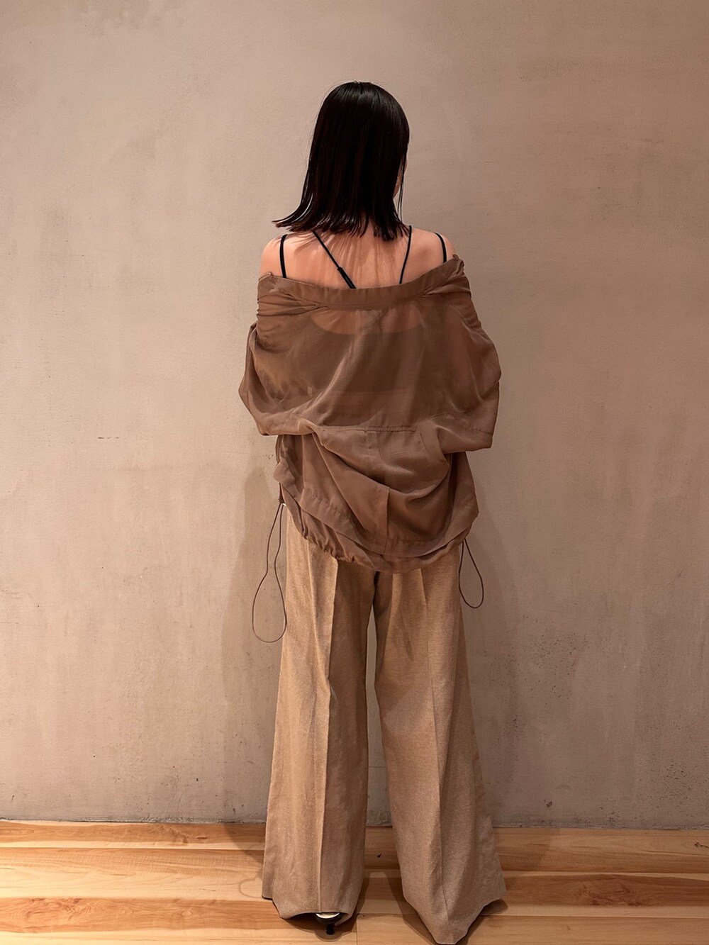 ベージュ系のその他パンツ、ベージュ系のノーカラージャケット、ブラック系のキャミソールを着用したレディースの春コーディネートの6枚目の写真