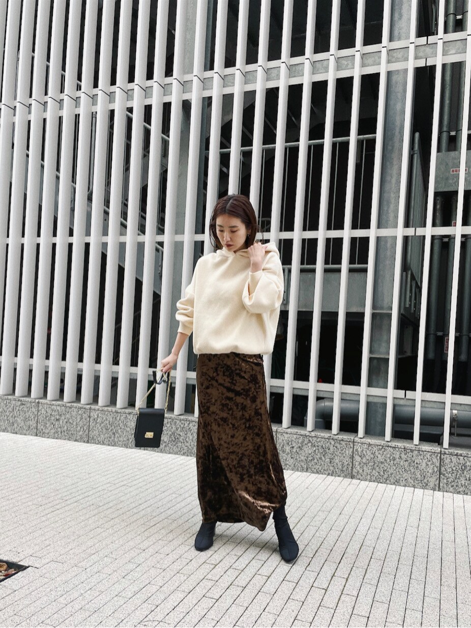 ブラウン系のスカート、ホワイト系のパーカーを着用したレディースの冬コーディネートの4枚目の写真