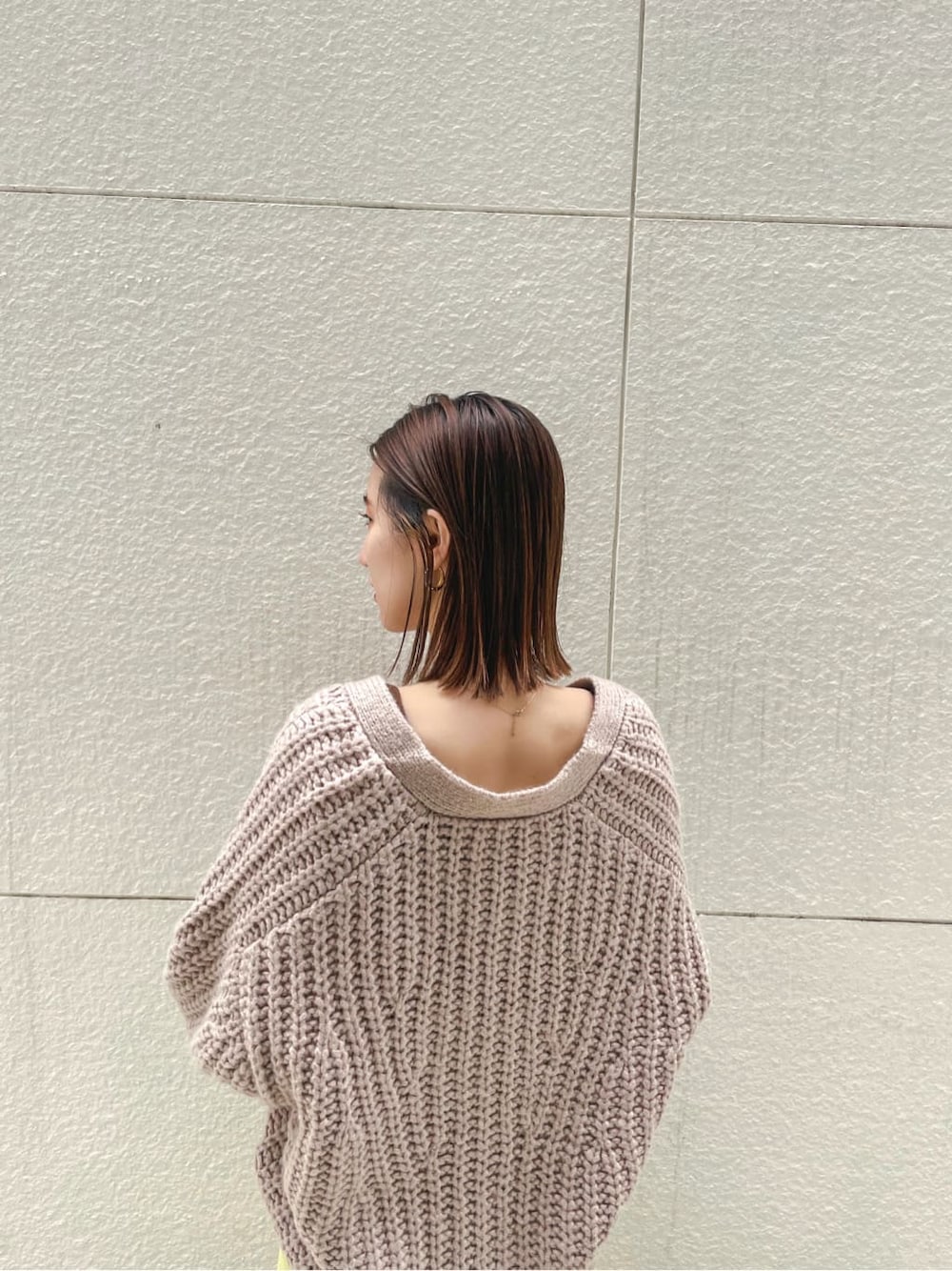 ブラック系のその他シューズ、ベージュ系のカーディガン/ボレロ、イエロー系のスカートを着用したレディースの冬コーディネートの6枚目の写真