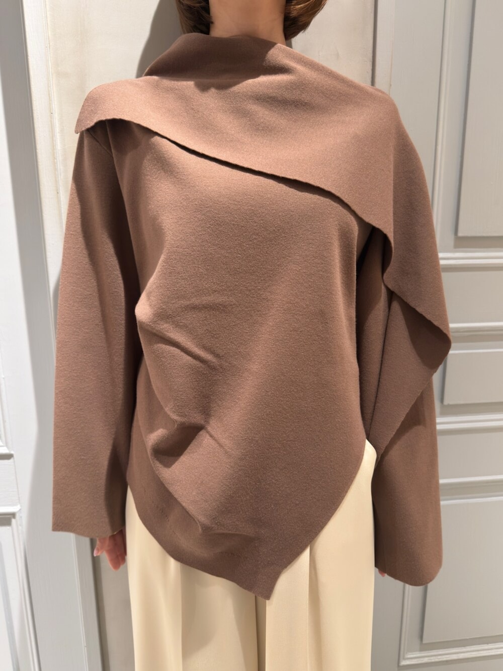 ホワイト系のその他パンツ、ブラウン系のニット/セーターを着用したレディースの冬コーディネートの6枚目の写真