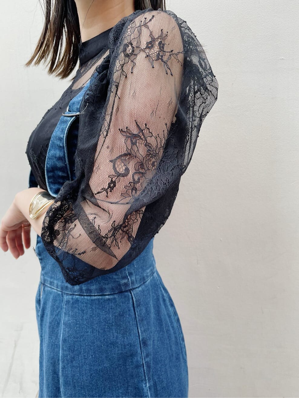 ブラック系のシャツ/ブラウス、ブルー系のスカート、ブラック系のその他シューズを着用したレディースの夏コーディネートの7枚目の写真