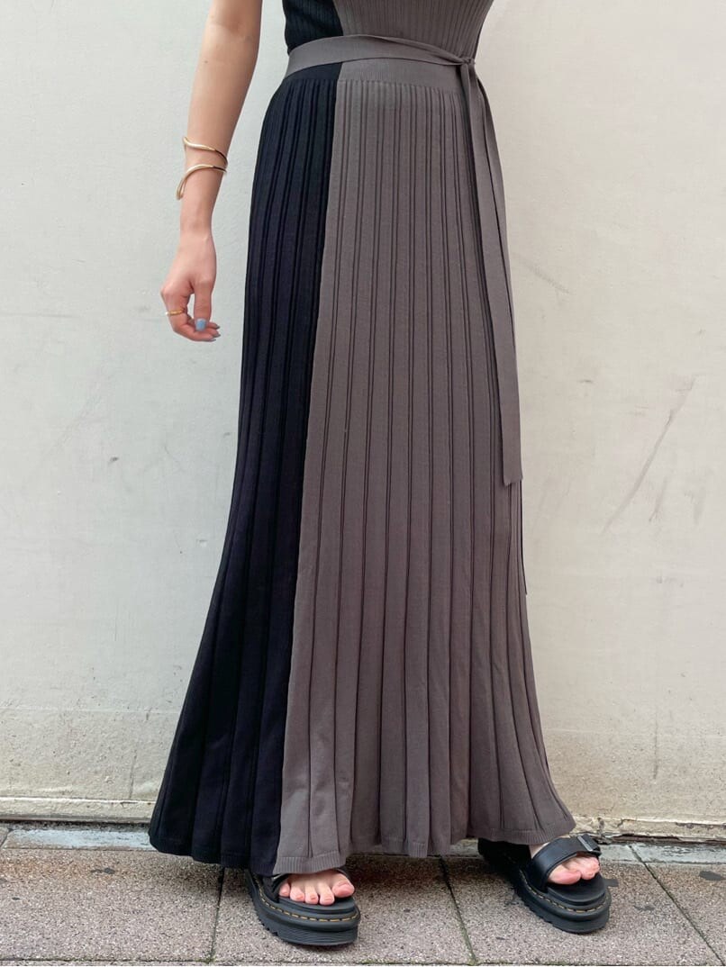 ブラック系のその他シューズ、グレー系のワンピースを着用したレディースの夏コーディネートの4枚目の写真