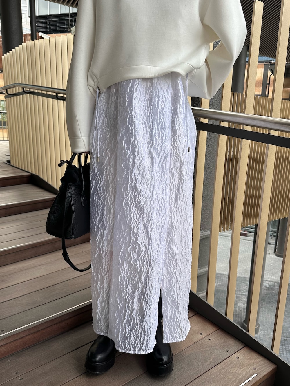 ホワイト系のワンピース、ホワイト系のスウェットを着用したレディースの秋コーディネートの7枚目の写真