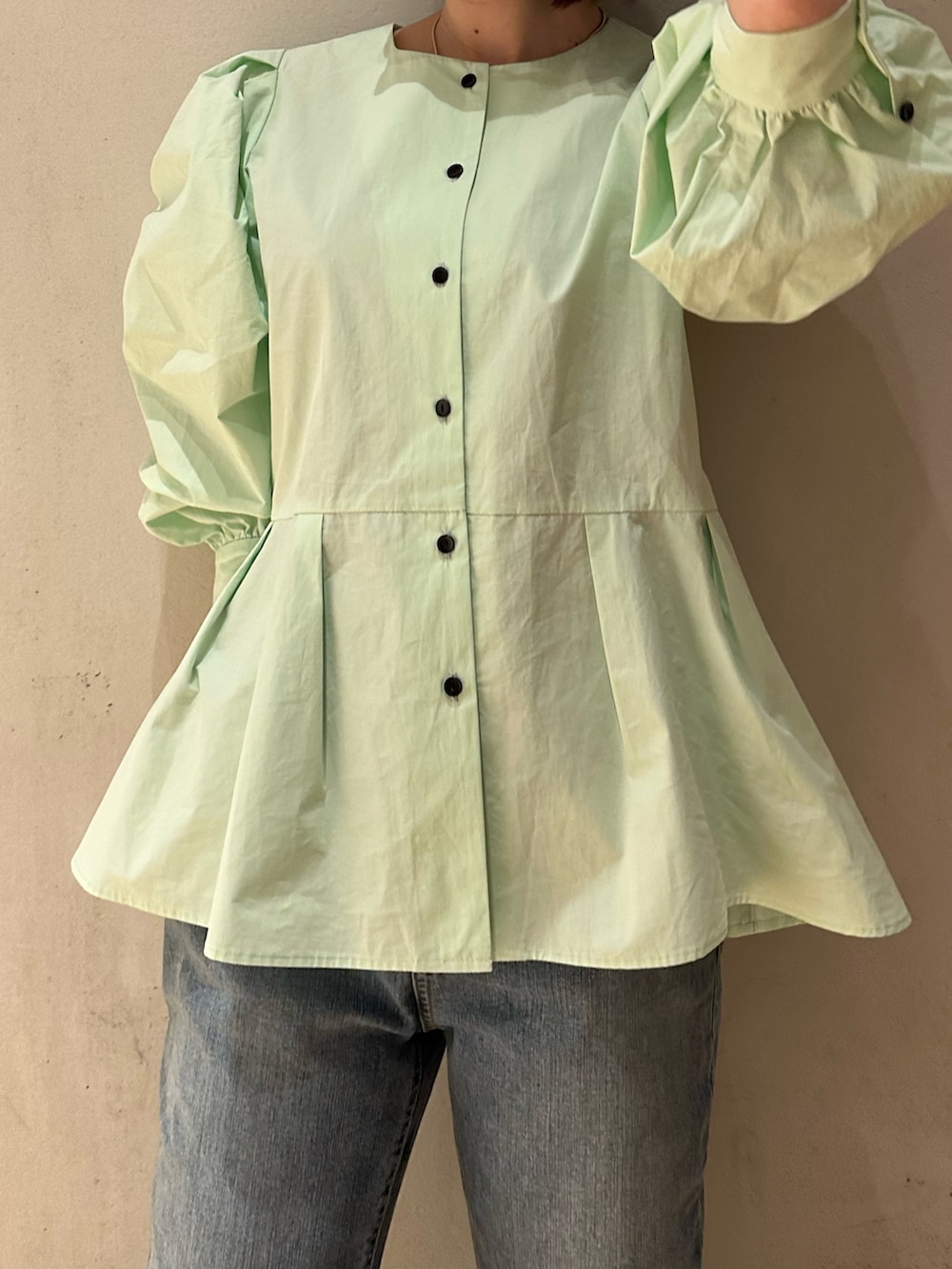 グリーン系のシャツ/ブラウス、ブルー系のデニムパンツ、ホワイト系のスニーカーを着用したレディースの春コーディネートの3枚目の写真