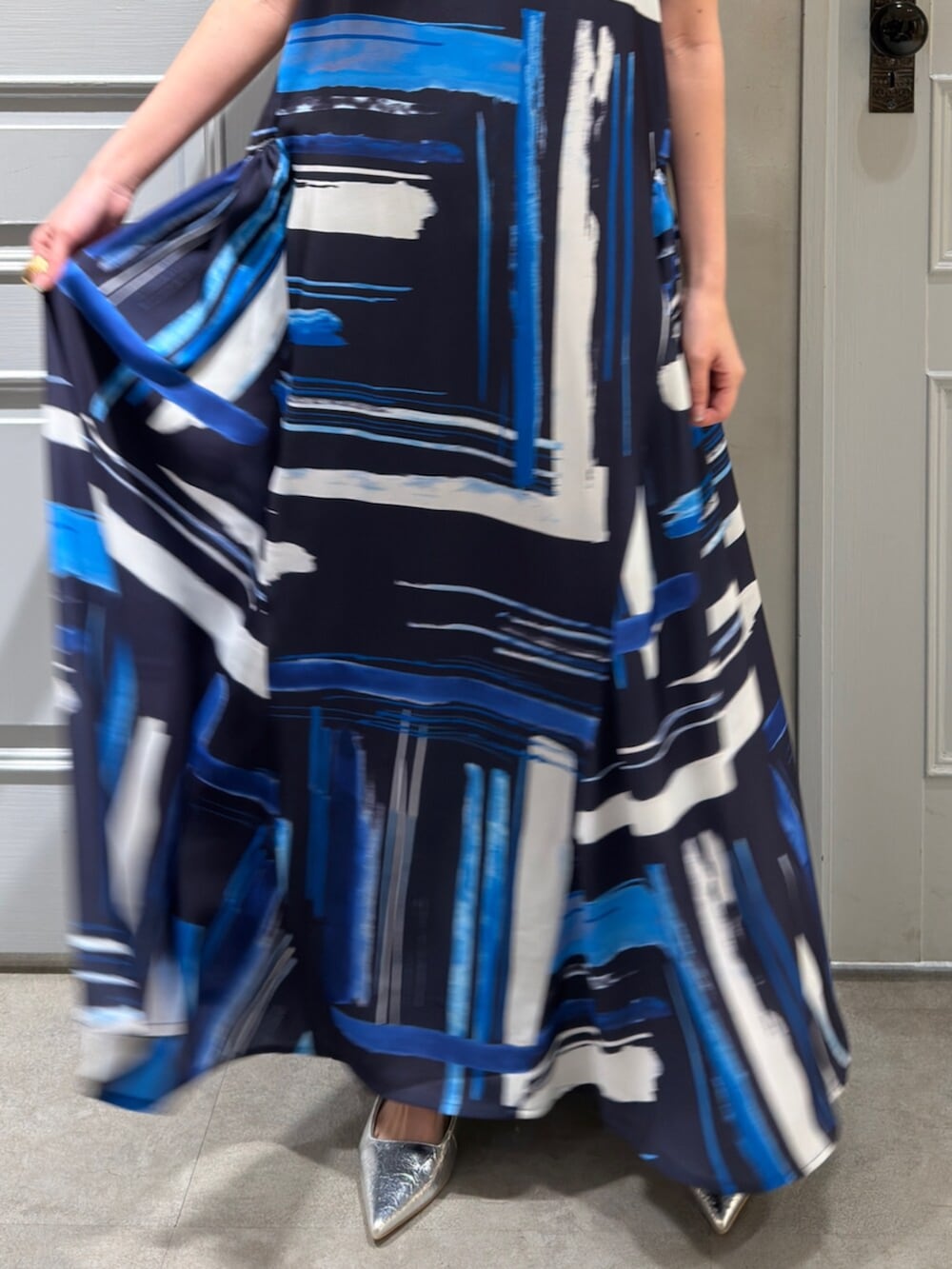 シルバー系のパンプス、ブルー系のワンピースを着用したレディースの冬コーディネートの6枚目の写真