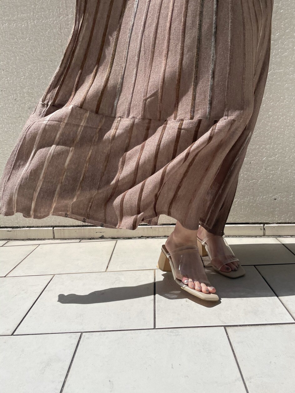 ブラウン系のワンピース、その他のその他シューズ、ゴールド系のネックレスを着用したレディースの春コーディネートの7枚目の写真