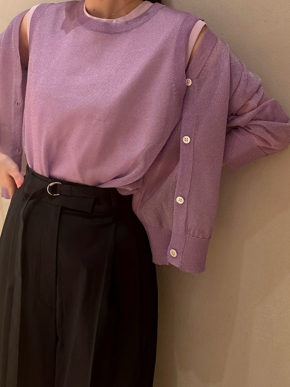 シルバー系のパンプス、パープル系のタンクトップ、パープル系のカーディガン/ボレロを着用したレディースの冬コーディネートの4枚目の写真