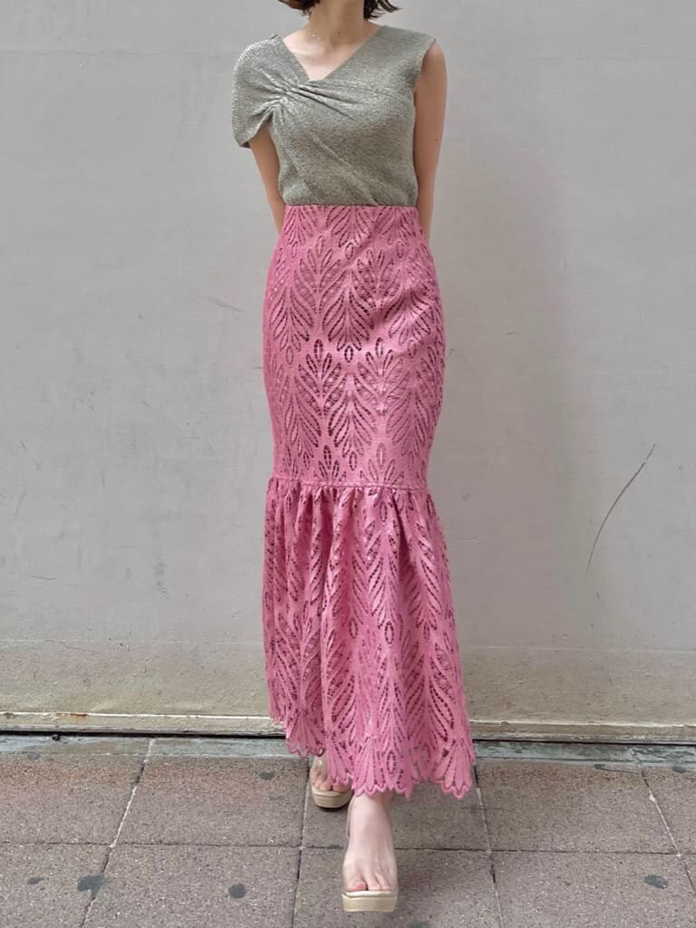 ベージュ系のテーラードジャケット、ピンク系のスカート、その他のパンプスを着用したレディースの春コーディネートの2枚目の写真