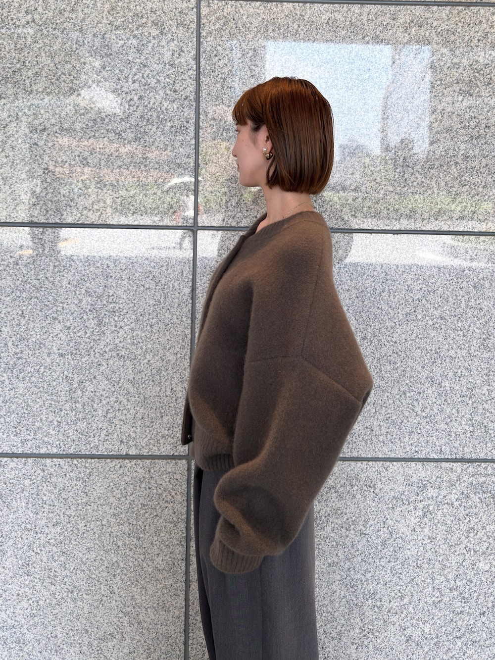 ブラウン系のカーディガン/ボレロ、グレー系のその他パンツ、シルバー系のパンプスを着用したレディースの夏コーディネートの3枚目の写真