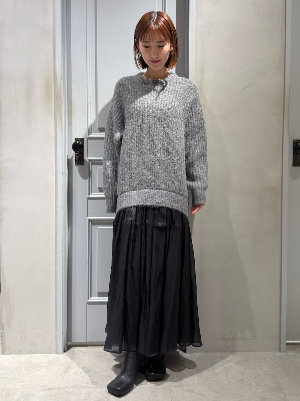 グレー系のワンピースを着用したレディースの秋コーディネートの2枚目の写真