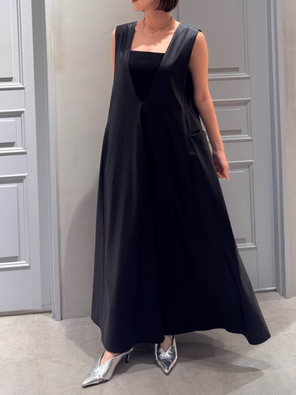 シルバー系のパンプス、ブラック系のワンピースを着用したレディースの春コーディネートの5枚目の写真