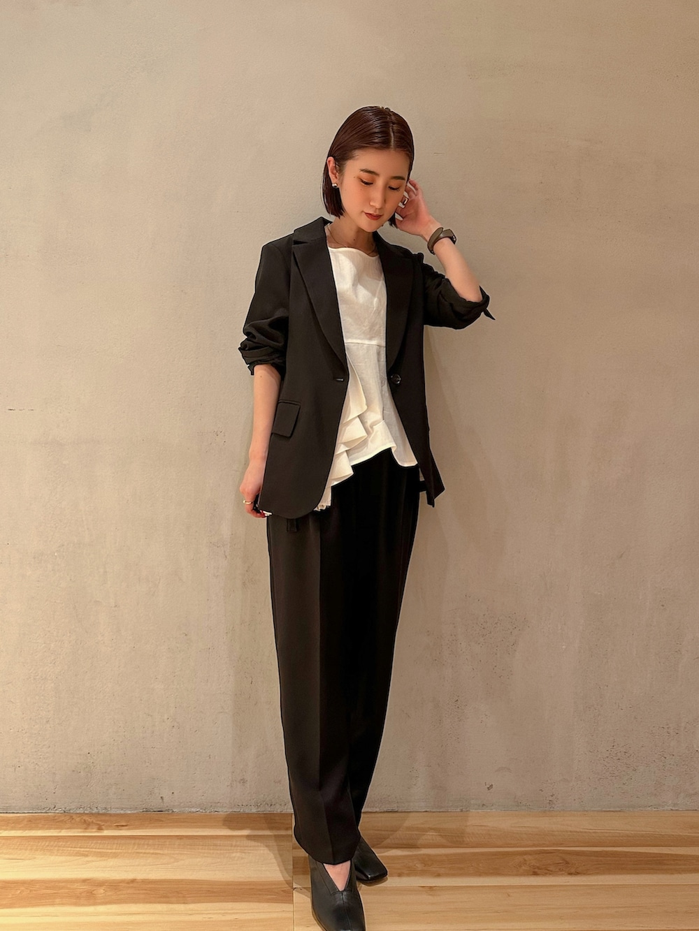ホワイト系のシャツ/ブラウス、ブラック系のその他パンツ、ブラック系のテーラードジャケットを着用したレディースの冬コーディネートの2枚目の写真