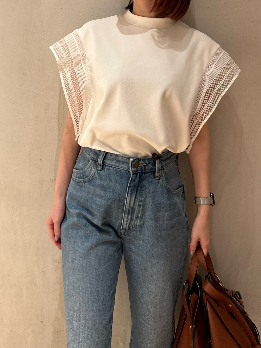 ホワイト系のTシャツ/カットソー、ブラック系のサンダル、ゴールド系のピアス（両耳用）を着用したレディースの夏コーディネートの3枚目の写真