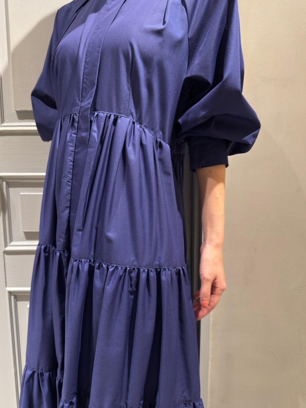 ブルー系のワンピース、グレー系のスニーカーを着用したレディースの秋コーディネートの8枚目の写真