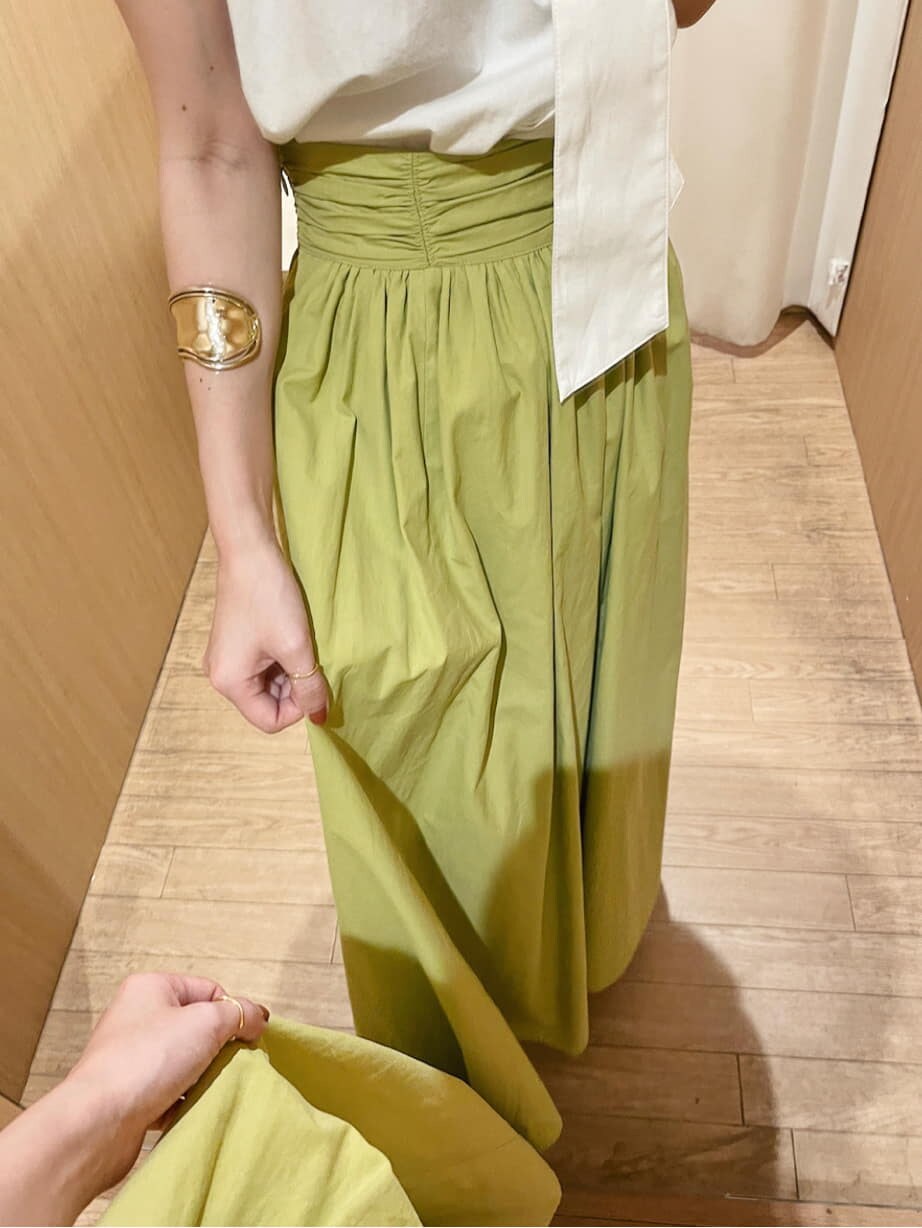 ブラウン系のパンプス、ホワイト系のシャツ/ブラウス、グリーン系のスカートを着用したレディースの夏コーディネートの4枚目の写真