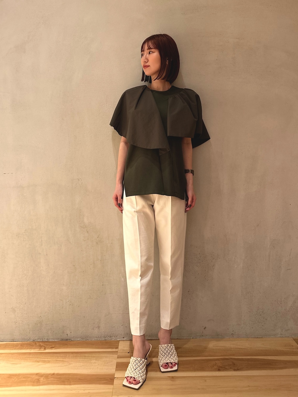 グリーン系のTシャツ/カットソー、ホワイト系のサンダル、ホワイト系のその他パンツを着用したレディースの春コーディネートの2枚目の写真