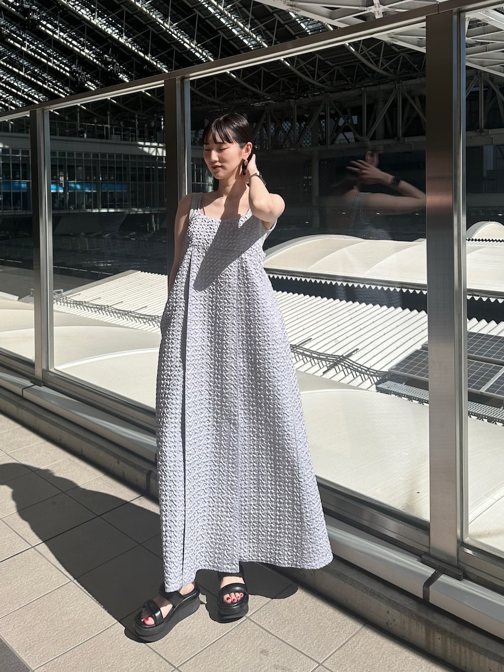 ブルー系のシャツ/ブラウス、グレー系のワンピース、グレー系のタンクトップを着用したレディースの春コーディネートの6枚目の写真