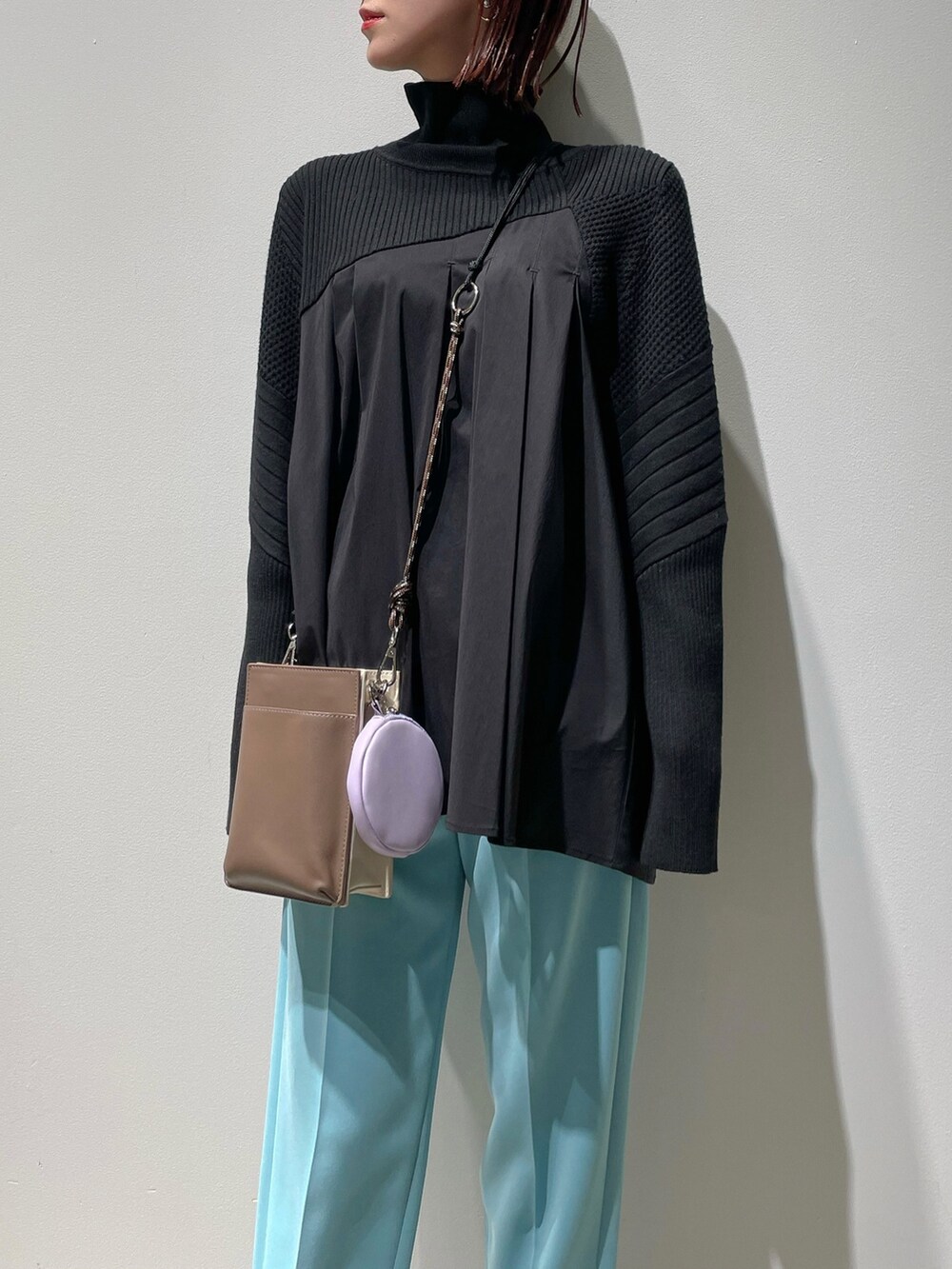 ホワイト系のニット/セーター、ブルー系のその他パンツ、ブラウン系のスニーカーを着用したレディースの冬コーディネートの5枚目の写真