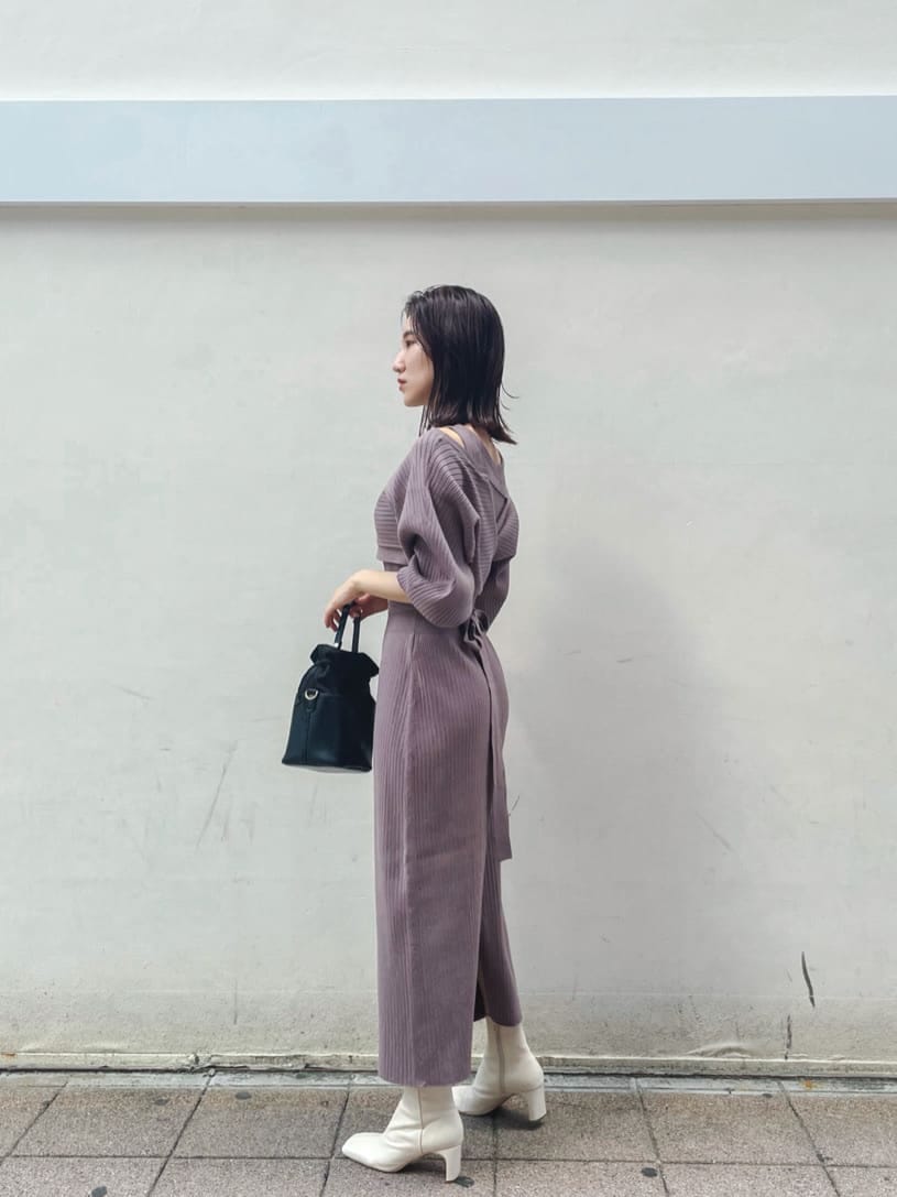 ホワイト系のその他シューズ、パープル系のワンピース、ブラック系のハンドバッグを着用したレディースの秋コーディネートの3枚目の写真