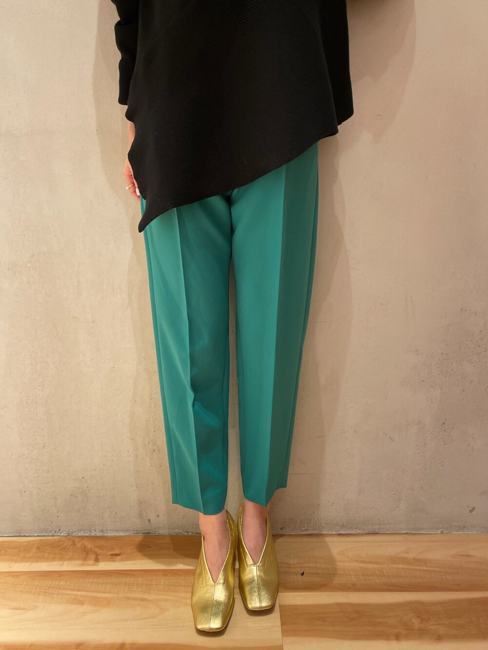 グリーン系のその他パンツ、ブラック系のニット/セーター、ブラック系のノーカラーコートを着用したレディースの秋コーディネートの6枚目の写真