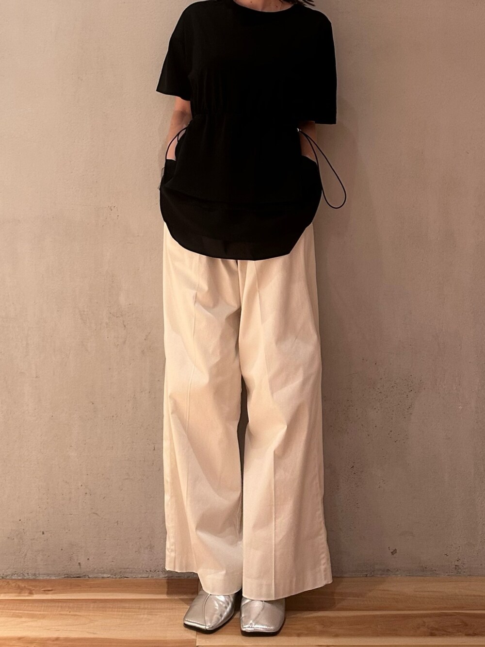 ブラック系のTシャツ/カットソー、ホワイト系のその他パンツ、シルバー系のパンプスを着用したレディースの夏コーディネートの3枚目の写真