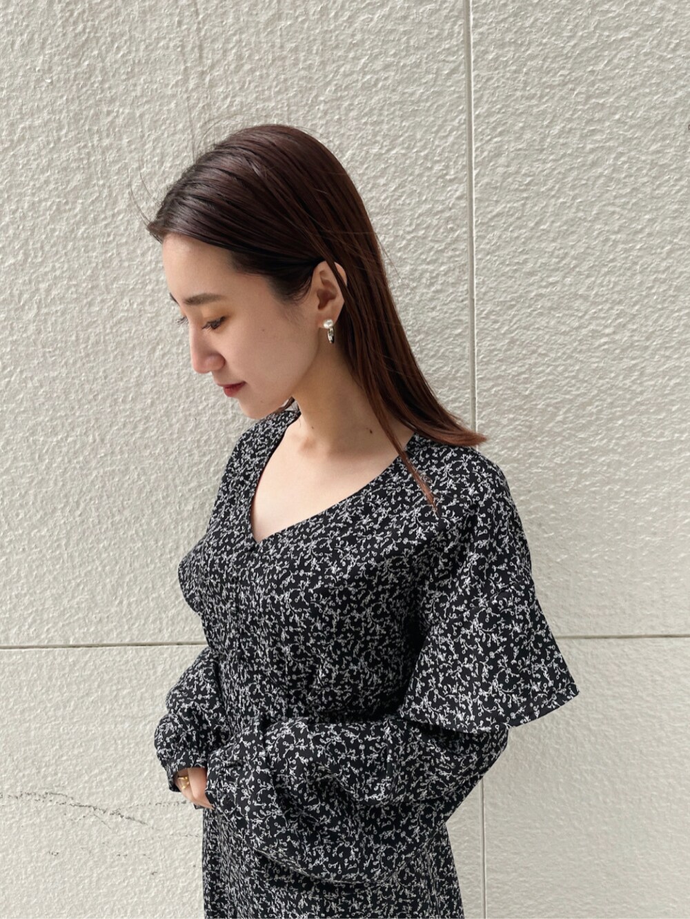 ベージュ系のハンドバッグ、ブラック系のワンピースを着用したレディースの冬コーディネートの5枚目の写真